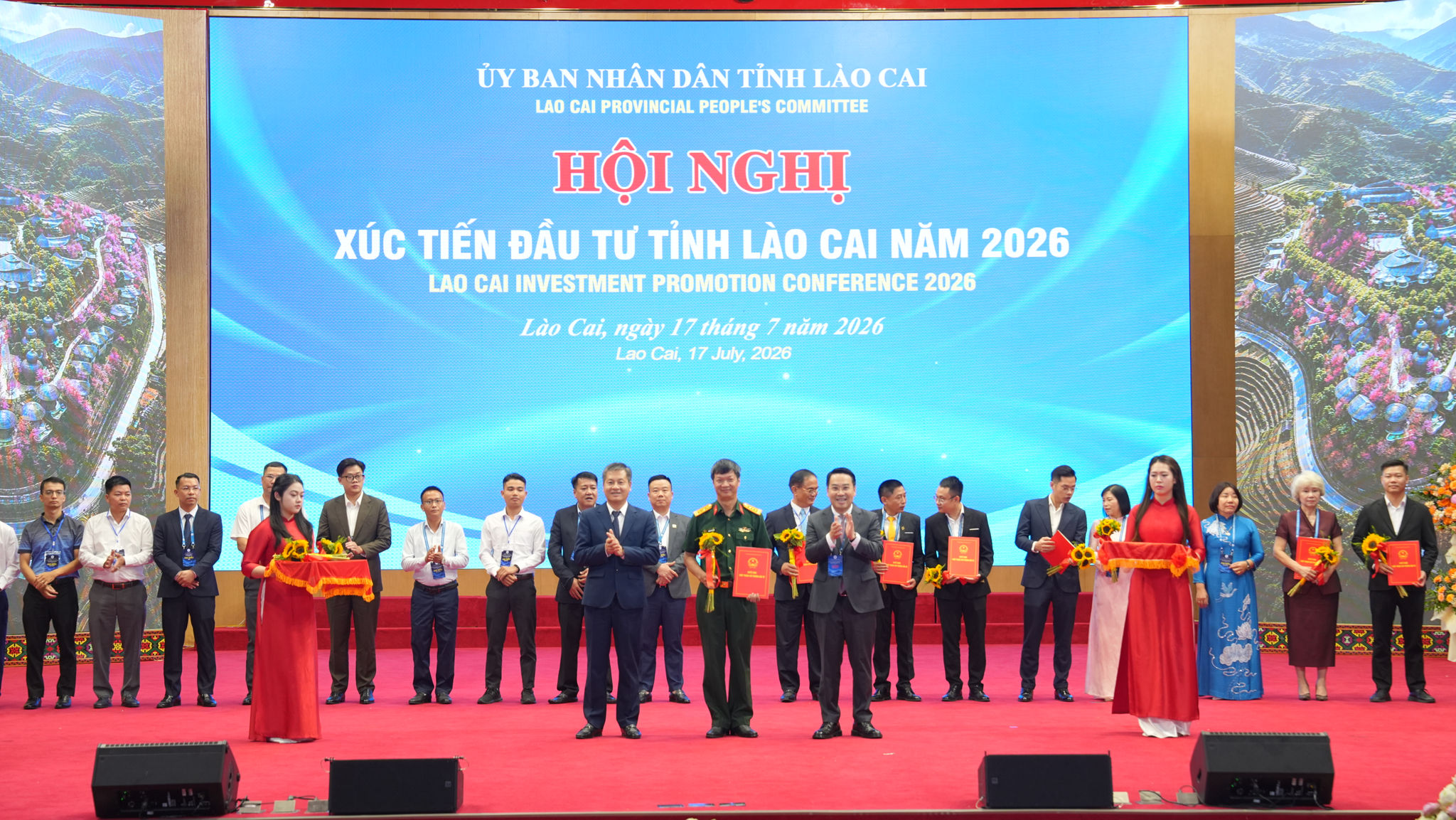 Chủ tịch UBND tỉnh Lào Cai Nguyễn Tuấn Anh trao Quyết định chấp thuận chủ trương đầu tư đồng thời chấp thuận nhà đầu tư Dự án Xây dựng Cửa khẩu thông minh tại lối thông quan cầu đường bộ Kim Thành