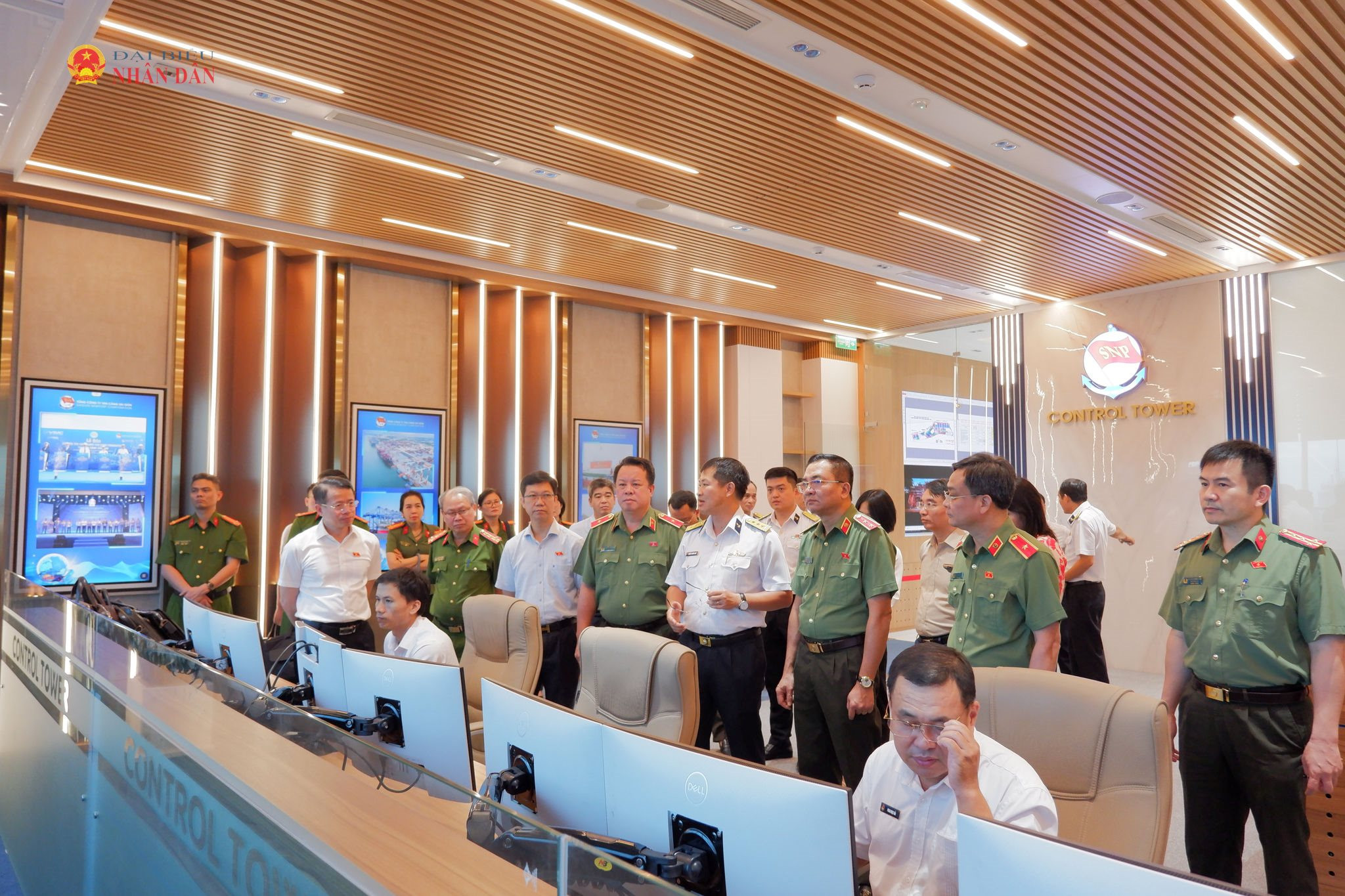 Khảo sát thực tiễn phục vụ công tác thẩm tra, hoàn thiện các dự án luật tại thành phố Hồ Chí Minh