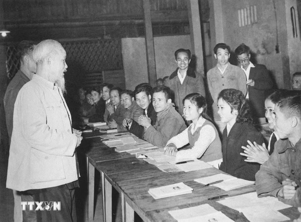 ff64c4a189690462f86e6e5763c9cf1d0a4508b40227a663a7978a-_ttxvn-1405-chu-tich-ho-chi-minh-tinh-yeu-bao-la-nhan-dan-38.jpg.avif.jpg