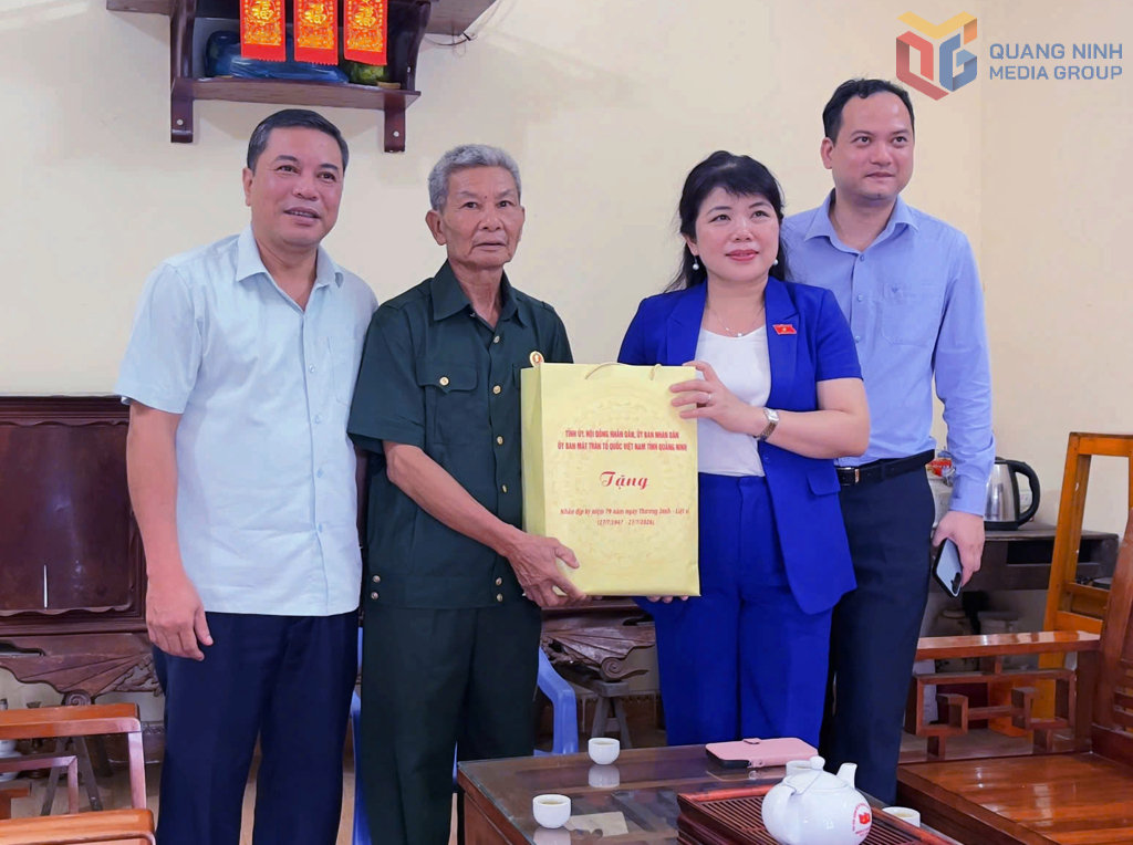 Đồng chí Nguyễn Thị Thu Hà, Phó Trưởng Đoàn Đại biểu Quốc hội tỉnh thăm, tặng quà ông Hoàng Tiến Đặng (thương binh, xã Ba Chẽ).
