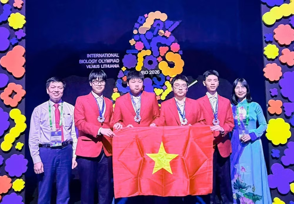 The Vietnamese team at the 37th International Biology Olympiad (Photo published by VNA) students2.jpg