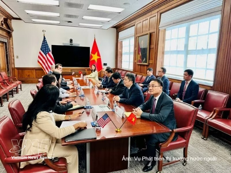 Minister of Industry and Trade Le Manh Hung holds talks with US Secretary of Commerce Howard Lutnick to discuss major orientations for advancing bilateral economic and trade cooperation.(Photo: VNA)