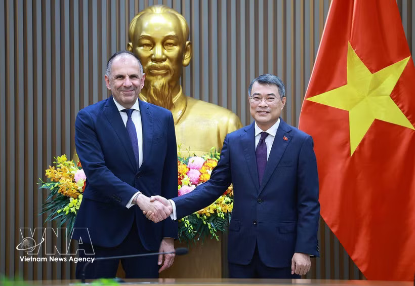 Prime Minister Le Minh Hung (R) receives Greek Minister of Foreign Affairs George Gerapetritis. (Photo: VNA)
