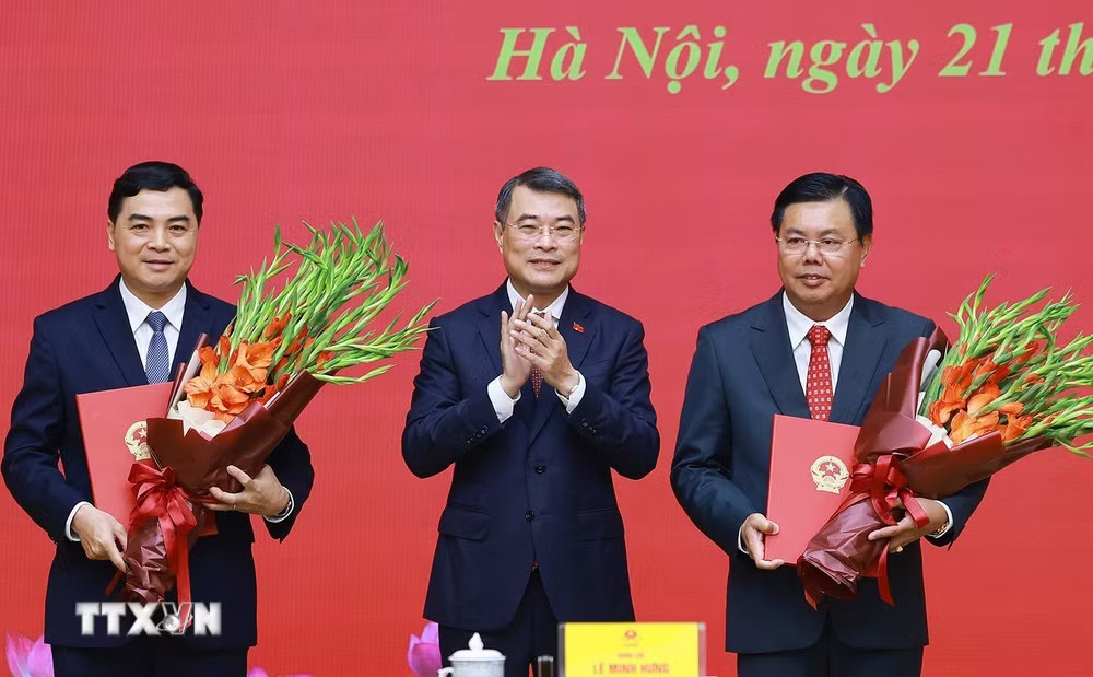 ttxvn-thu-tuong-trao-quyet-dinh-ve-cong-tac-can-bo-doi-voi-bo-noi-vu-va-bo-dan-toc-va-ton-giao-5.jpg