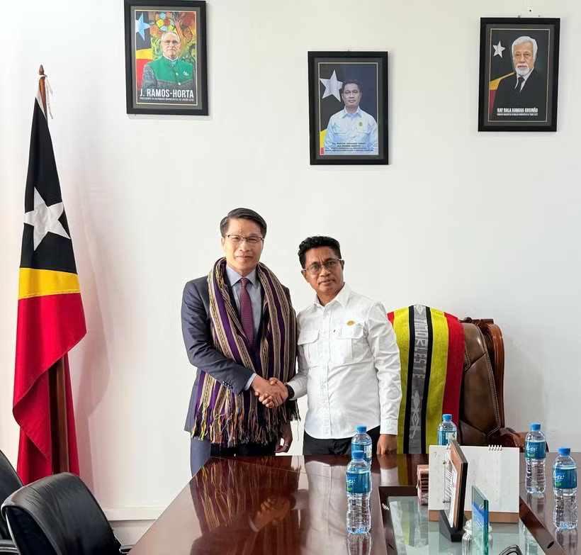 Timor-Leste Deputy Prime Minister Mariano Assanami Sabino Lopes (R) receives Vietnamese Chargé d’Affaires to Timor-Leste Pham Binh Dam. (Photo published by VNA)