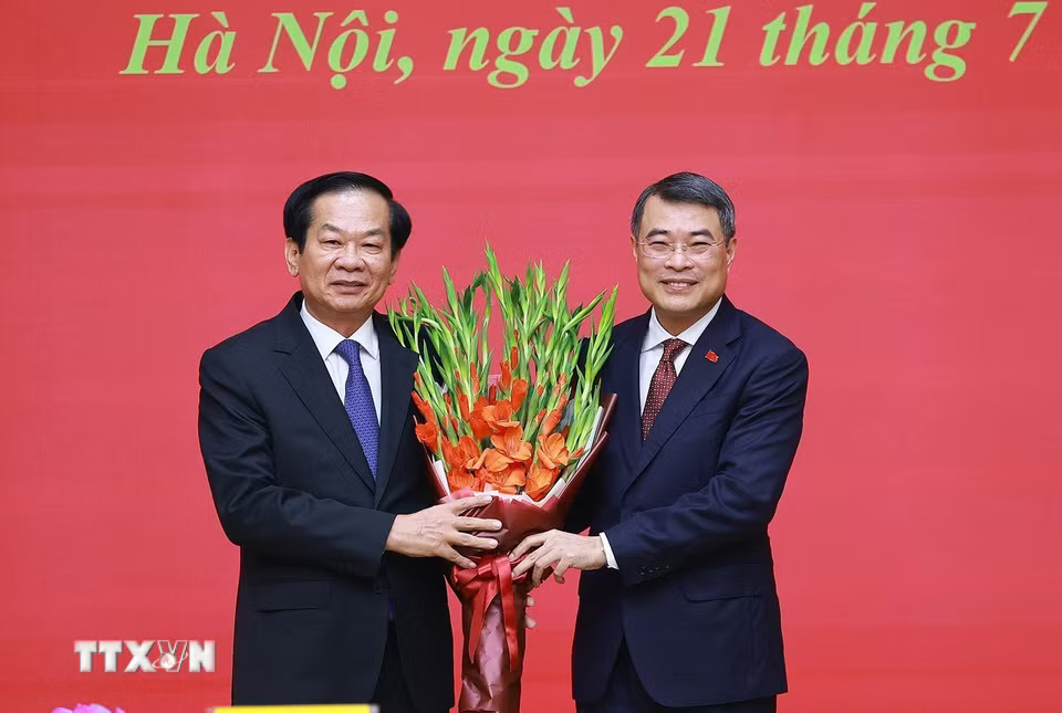 c5e96c7776dd3e2950f97-_ttxvn-thu-tuong-trao-quyet-dinh-ve-cong-tac-can-bo-doi-voi-bo-noi-vu-va-bo-dan-toc-va-ton-giao-1.jpg.avif