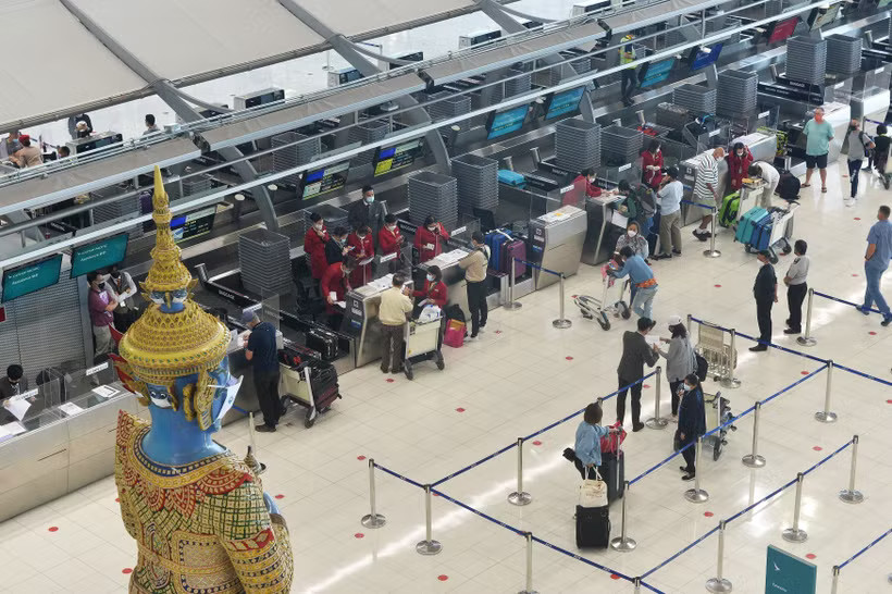 Passengers at an international airport in Bangkok, Thailand. (Photo: Xinhua/VNA)