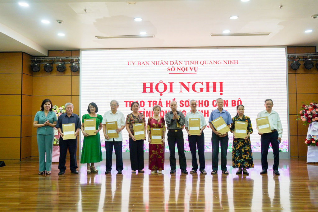 Lãnh đạo Sở Nội vụ Quảng Ninh bàn giao hồ sơ cho cán bộ, thân nhân của cán bộ đi B.