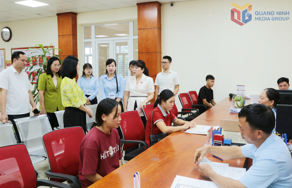 Đoàn ĐBQH tỉnh khảo sát hoạt động của Trung tâm Phục vụ hành chính công xã Bình Liêu.