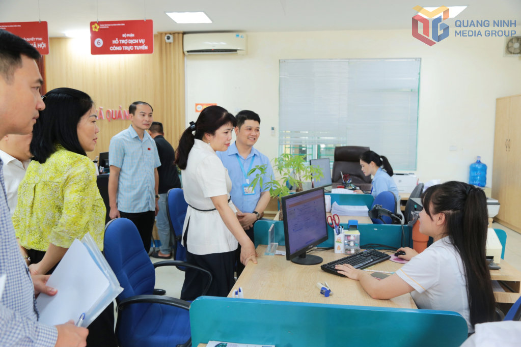 Đoàn ĐBQH tỉnh khảo sát hoạt động của Trung tâm Phục vụ hành chính công xã Quảng Hà.