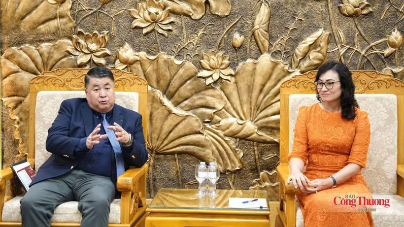 Vietnamese Deputy Minister of Industry and Trade Phan Thi Thang (right) receives Paul Le, Vice President of Central Retail Vietnam in charge of Trade Promotion and Export in Hanoi on July 20. (Photo: moit.gov.vn)