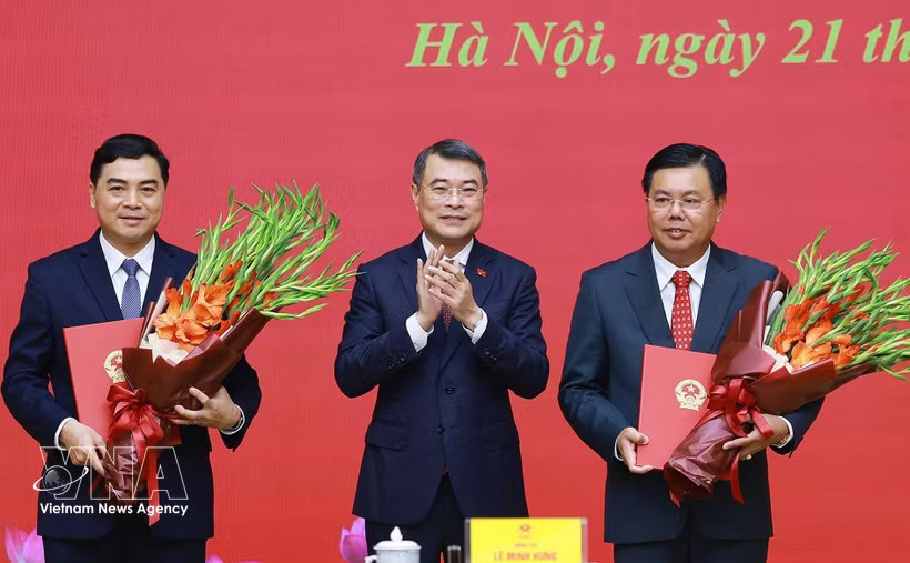 Prime Minister Le Minh Hung (centre) hands over appoitment decisions to Acting Minister of Home Affairs Nguyen Tien Hai (right) and Permanent Deputy Minister of Ethnic and Religious Affairs Nguyen Hoai Anh on July 21. (Photo: VNA)