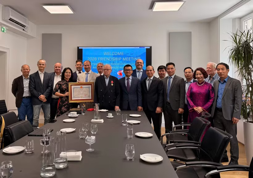 Peter Jankowitsch (front row, 3rd from left), Honorary President of the Austria–Vietnam Society and members of the society pose for a commemorative photograph with Vietnamese Ambassador to Austria Vu Le Thai Hoang (front row, 4nd from left) and representatives of the Vietnam–Austria Friendship Association. (Photo: Published VNA)