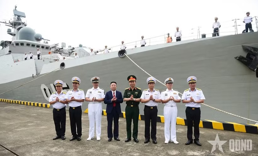 The welcome ceremony for the Vietnamese People's Navy delegation and frigate 015-Tran Hung Dao upon their arrival at Xinzhou Naval Port, Guangdong province, China. (Photo: qdnd.vn)