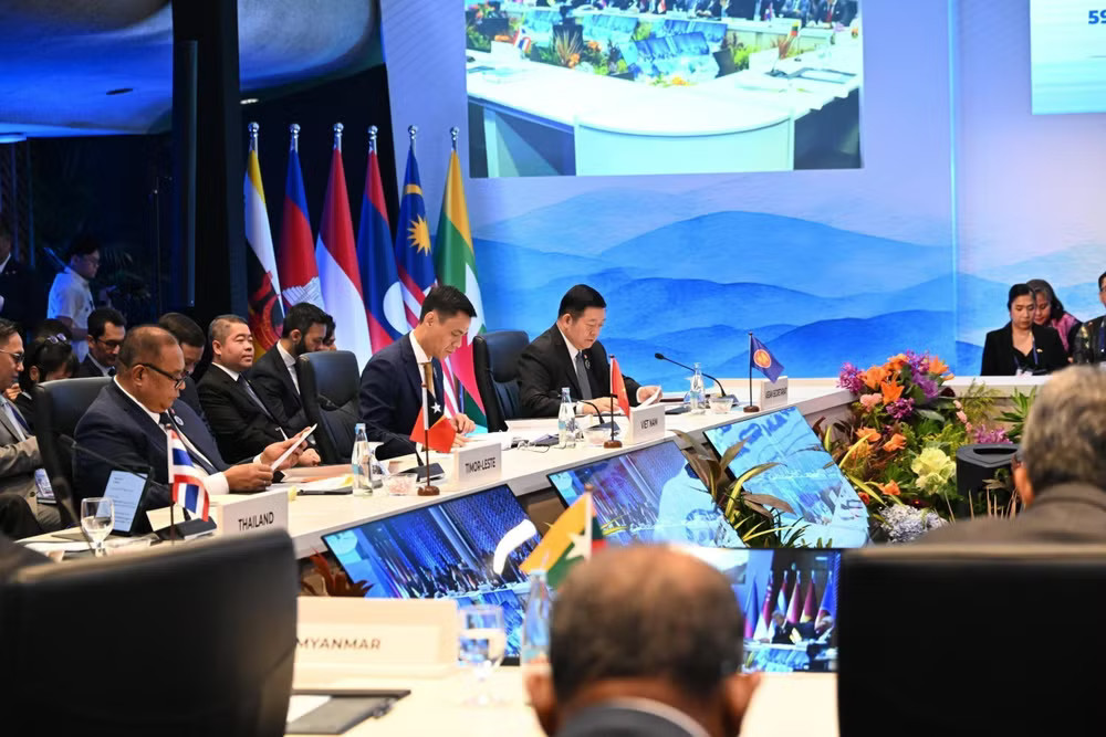 Deputy Minister of Foreign Affairs Dang Hoang Giang (third from the left), head of the ASEAN Senior Officials’ Meeting (SOM) delegation of Vietnam, attends the plenary session (Photo published by VNA) asean3.jpg