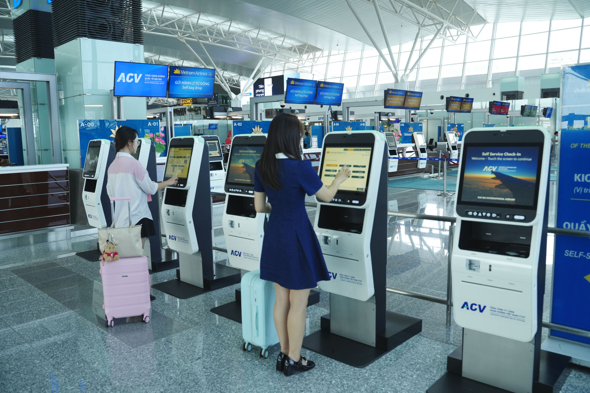 1. Hành khách có thể tự làm thủ tục tại khu vực đảo A-B và gửi hành lý tự động tại quầy A01 - A02 