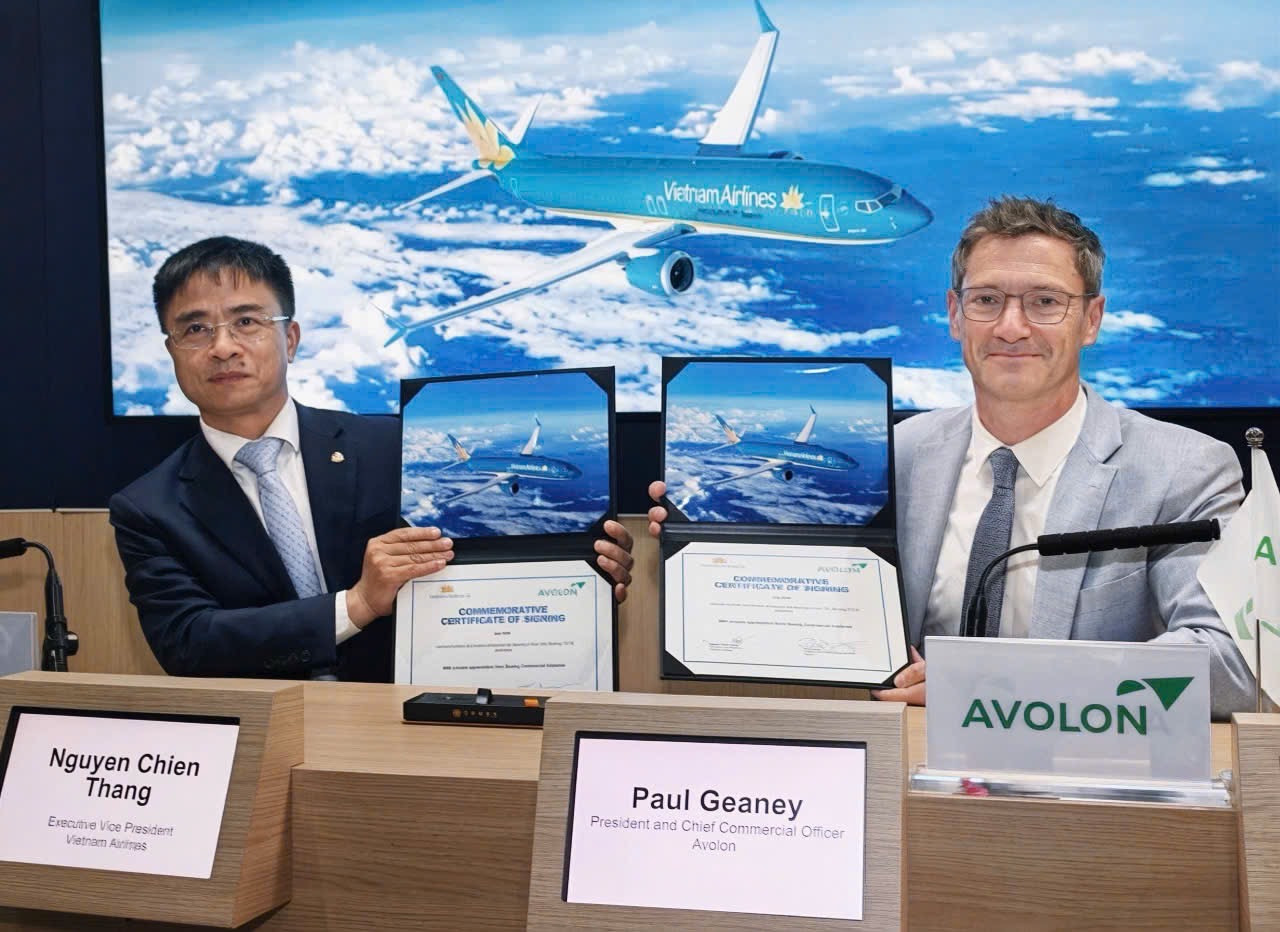 3. Phó Tổng giám đốc Vietnam Airlines Nguyễn Chiến Thắng và ông Paul Geaney, Chủ tịch kiêm Giám đốc Thương mại Avolon ký kết tại sự kiện