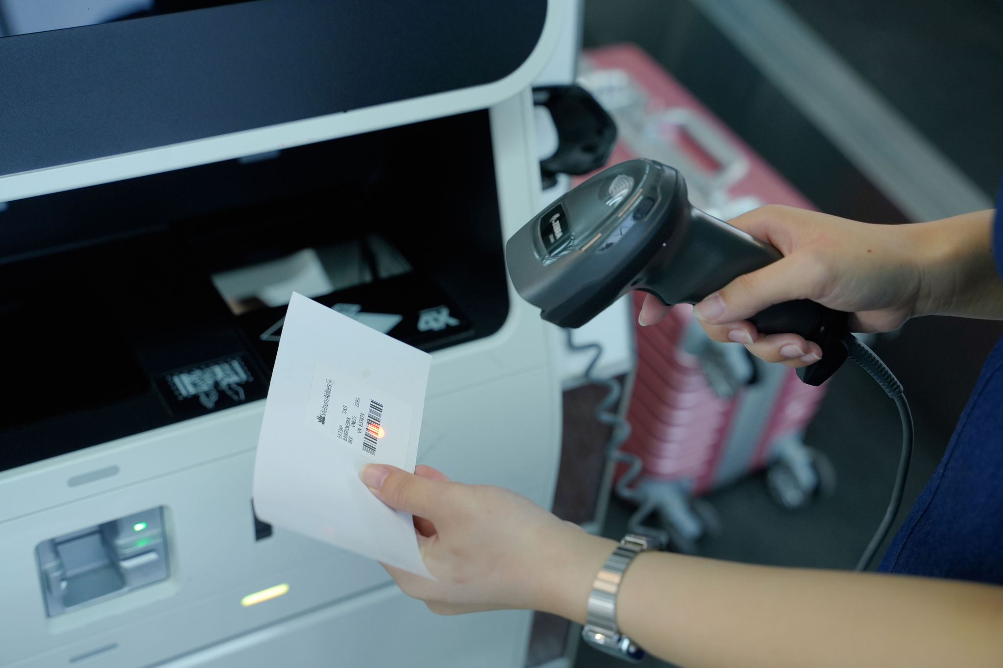 5. Việc đưa vào vận hành hệ thống kiosk giúp hành khách chủ động hơn trong quá trình làm thủ tục, giảm thời gian chờ tại khu vực check-in vào các khung giờ cao điểm. (1)
