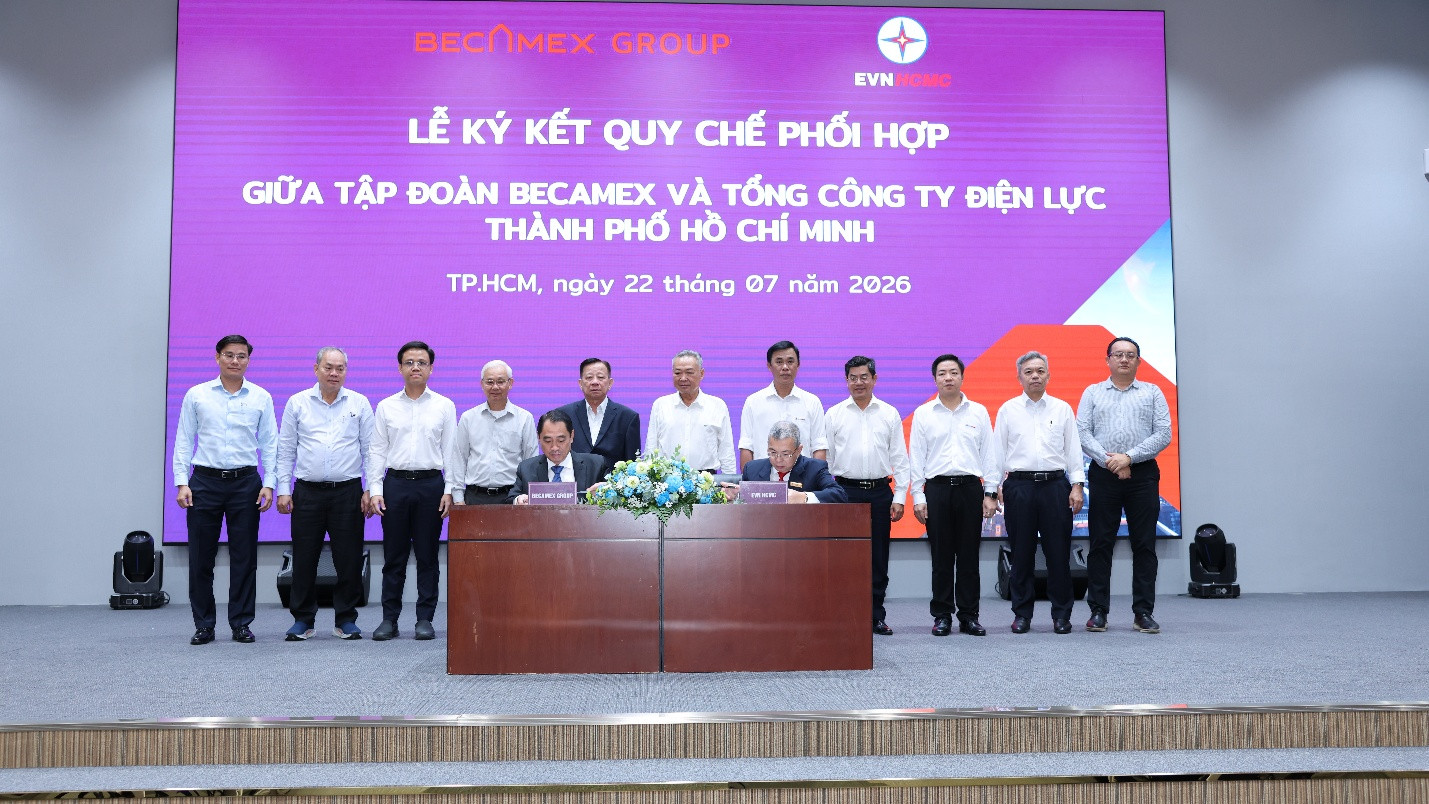 Tổng giám đốc EVNHCMC và Tổng giám đốc Becamex Group thực hiện nghi thức ký kết Quy chế phối hợp dưới sự chứng kiến của lãnh đạo hai đơn vị
