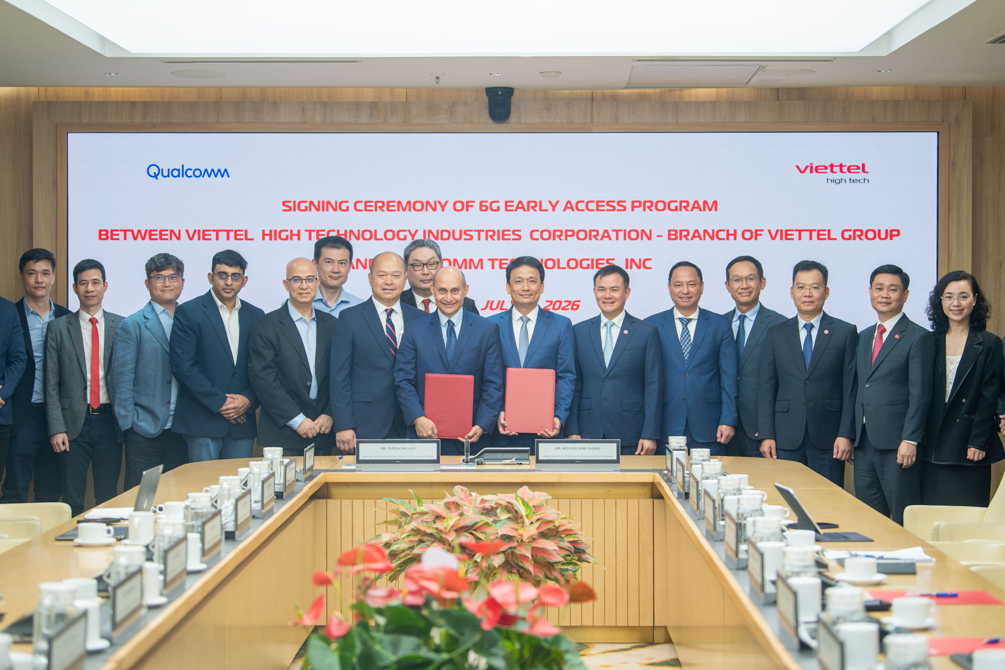 Tổng Giám đốc Viettel High Tech Nguyễn Minh Quang ký kết chương trình Truy cập sớm nền tảng 6G cùng ông Durga Malladi, Phó Chủ tịch Điều hành kiêm Tổng Giám đốc phụ trách Hoạch định Công nghệ, Giải pháp Điện toán b
