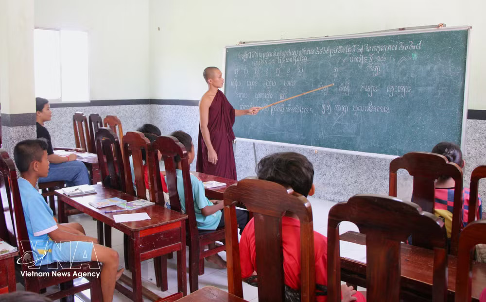 Khmer language class at Pôthivongsa Pagoda in Hamlet 4, Xa Phien commune, Can Tho city (Photo: VNA) vnanet-potal-giu-gin-gia-tri-van-hoa-tu-lop-hoc-tieng-khmer-8207116.jpg