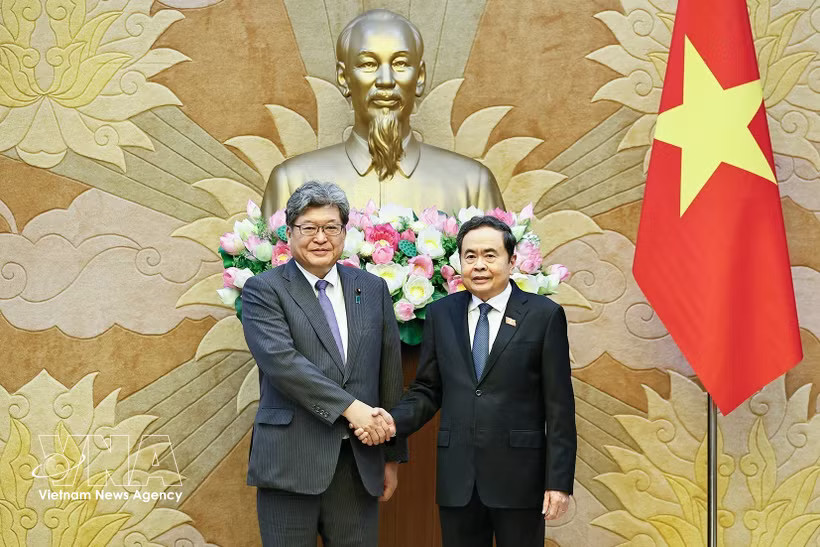 National Assembly Chairman Tran Thanh Man (R) and Executive Acting Secretary General of Japan's Liberal Democratic Party (LDP) Hagiuda Koichi. (Photo: VNA)