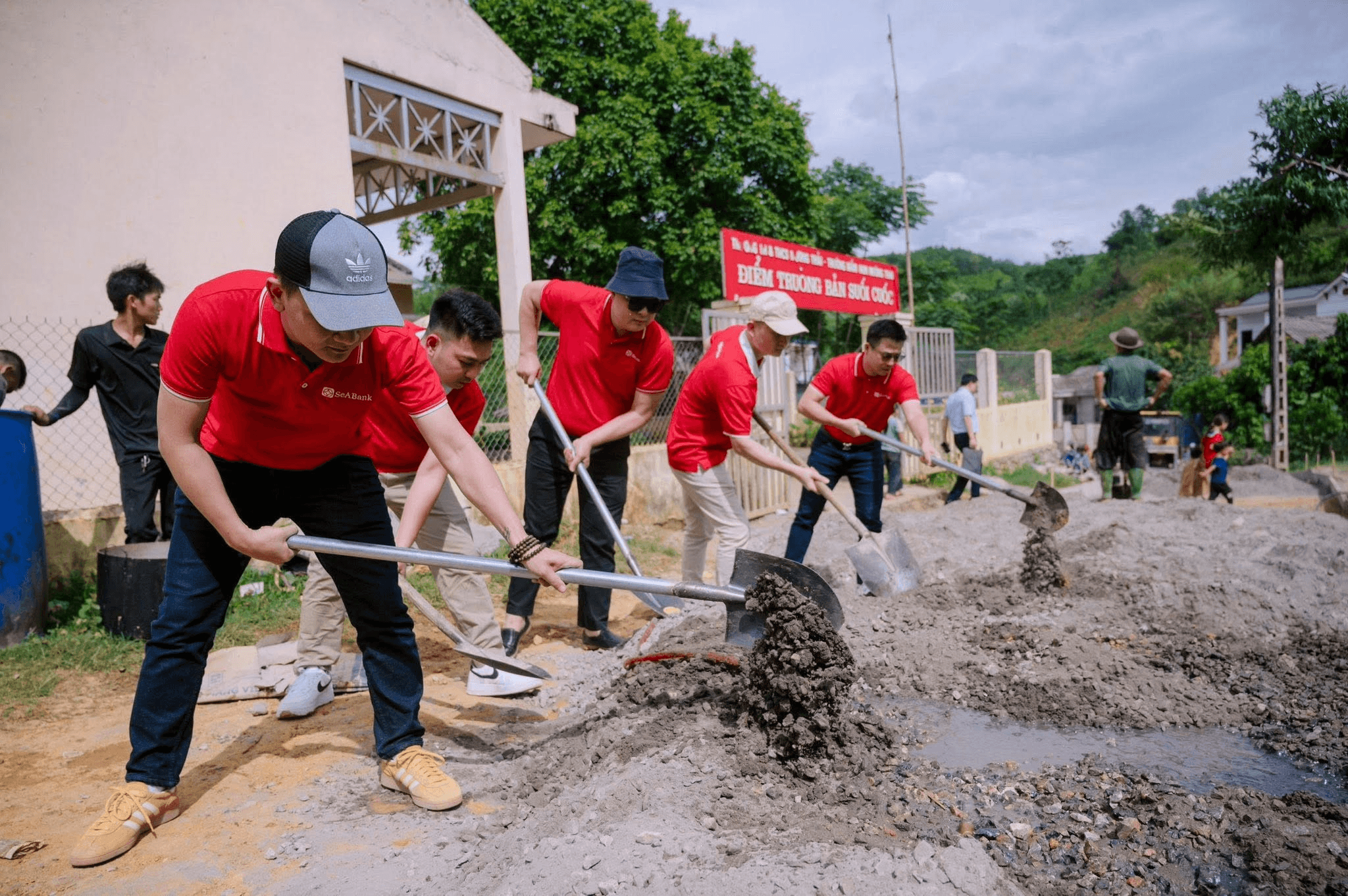 Các SeABanker thực hiện công trình Con đường đến trường tại điểm trường SC