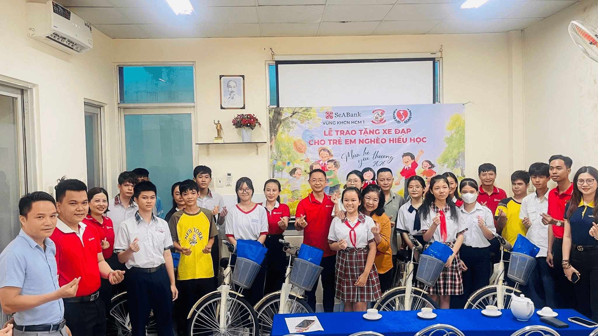 Các SeABanker Vùng KHCN HCM 1 cùng Hội Bảo trợ Người khuyết tật & Trẻ mồ côi TP.HCM trao tặng xe đạp cho trẻ em nghèo