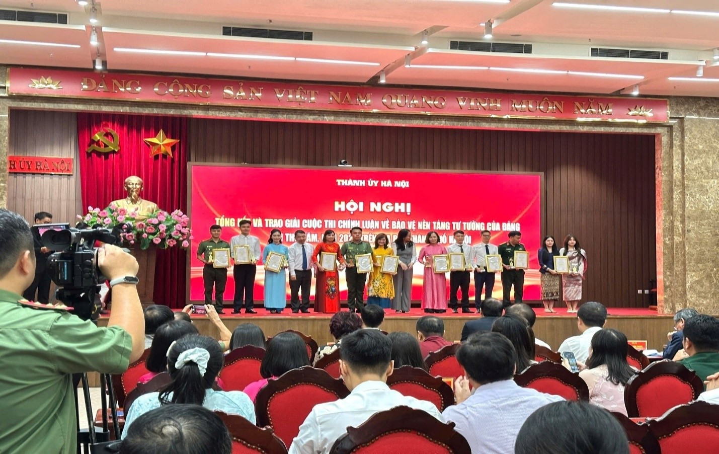 Sinh viên Lào được nhận giấy khen của Đại sứ quán Lào