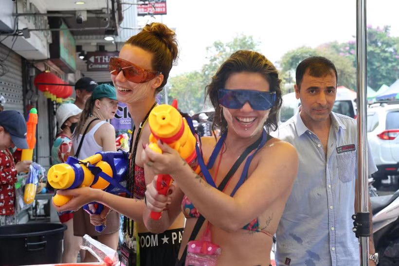 Foreign tourists take part in the Songkran Festival in Chiang Mai, Thailand, on April 13, 2026. (Photo: Xinhua/VNA)