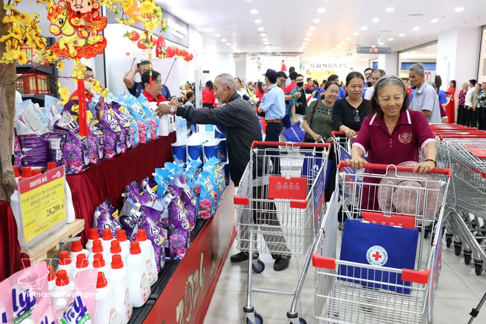 Policy beneficiary households and disadvantaged families shop at the vnanet-potal-hoi-chu-thap-do-thanh-pho-ho-chi-minh-phat-dong-thang-nhan-dao-nam-2026-8723399.jpg