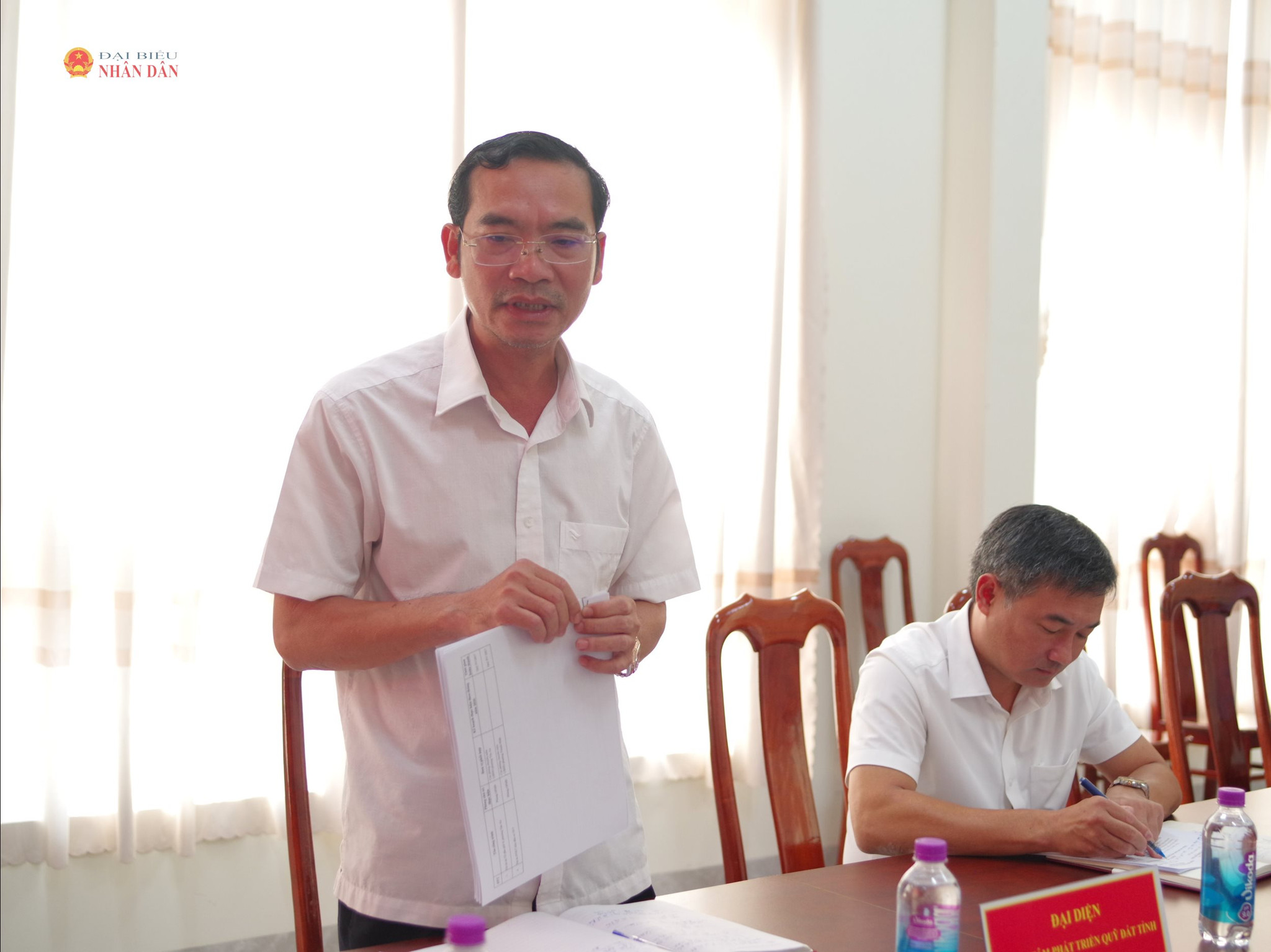 Giám đốc Trung tâm Phát triển quỹ đất tỉnh Vũ Thanh Hưng cung cấp một số thông tin hoạt động của Trung tâm với Đoàn khảo sát