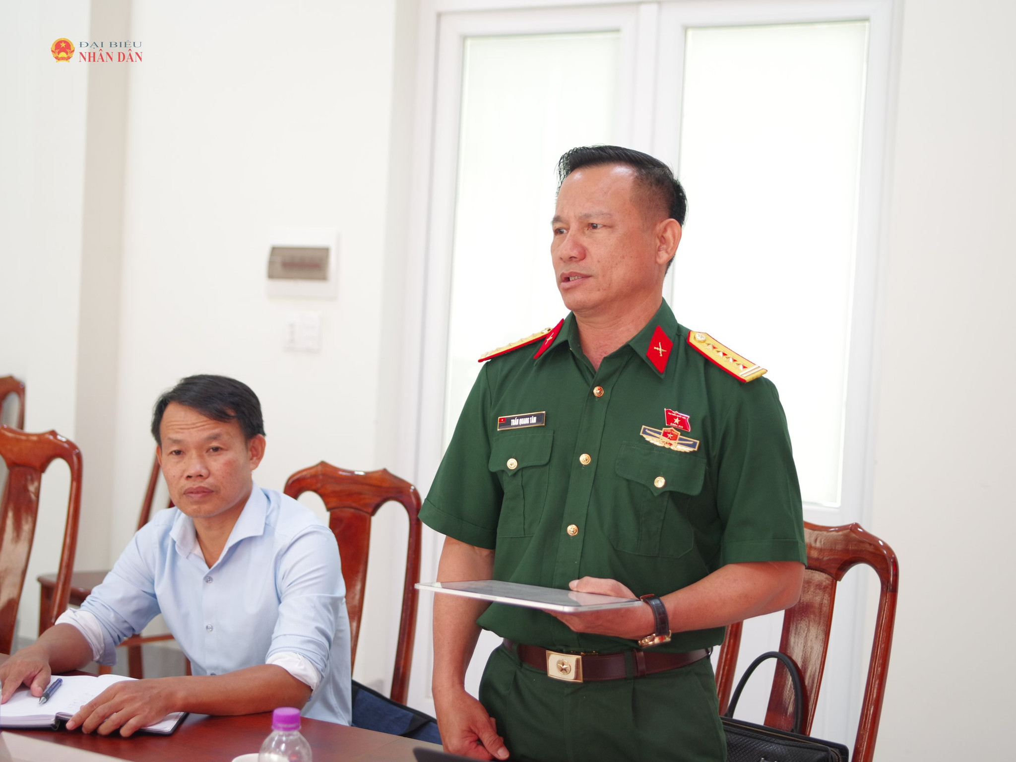 Đại biểu Quốc hội Trần Quang Tâm trao đổi tại buổi làm việc