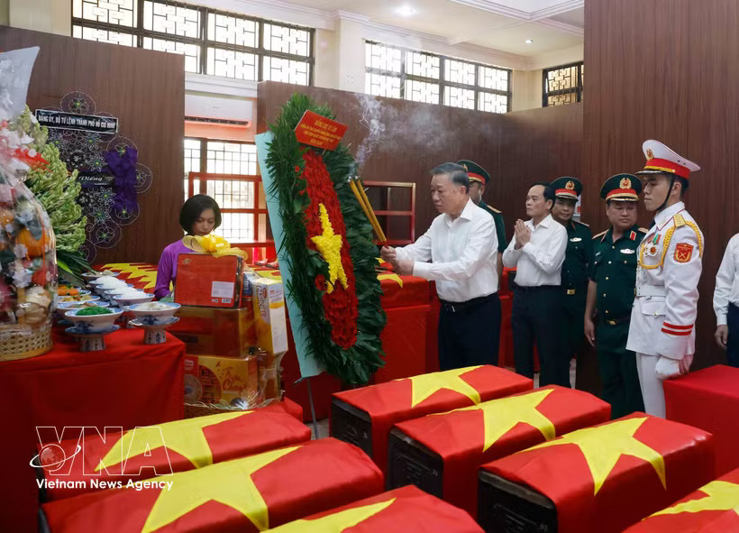 Party General Secretary and State President To Lam offers incense in tribute to fallen heroes and martyrs at Le Thi Rieng Park in Ho Chi Minh City on July 17, 2026. (Photo: VNA)