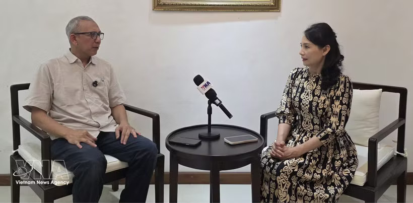 Senior Coordinator at the Indonesian Institute for Defence and Strategic Studies (LESPERSSI) Beni Sukadis (L) grants an interview to the Vietnam News Agency. (Photo: VNA)