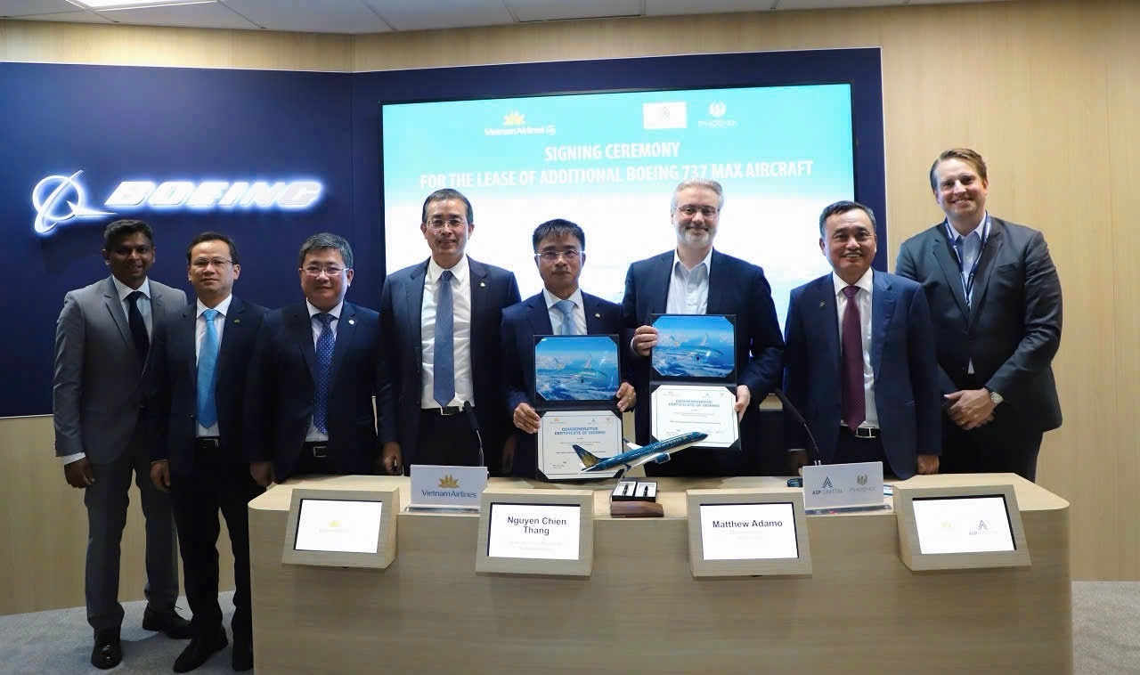 Ông Nguyễn Chiến Thắng, PTGĐ Vietnam Airlines và ông Mathew Adamo - Thành viên điều hành của AIP Capital LLC trao đổi biên bản kí kết