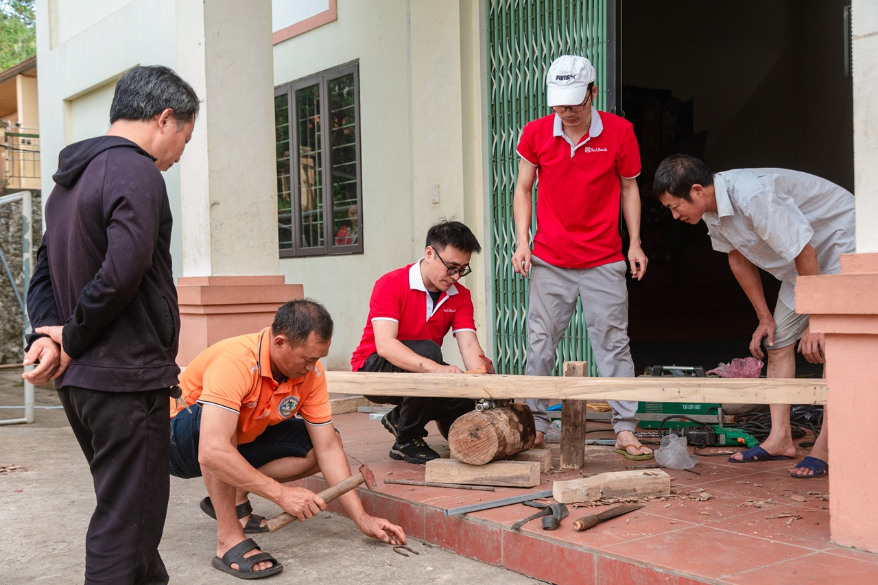 SeABanker làm bập bênh cho các em nhỏ tại điểm trường mầm non Xéo tả 2