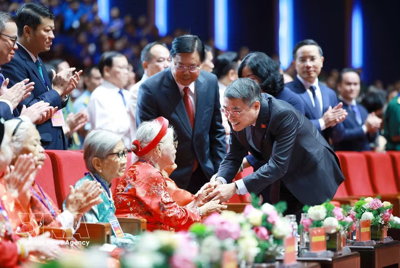 Prime Minister Le Minh Hung greets Heroic Vietnamese Mothers at the national conference honouring revolution contributors ahead of the 79th anniversary of War Invalids and Martyrs’ Day (July 27) in Hanoi on July 23. (Photo: VNA)