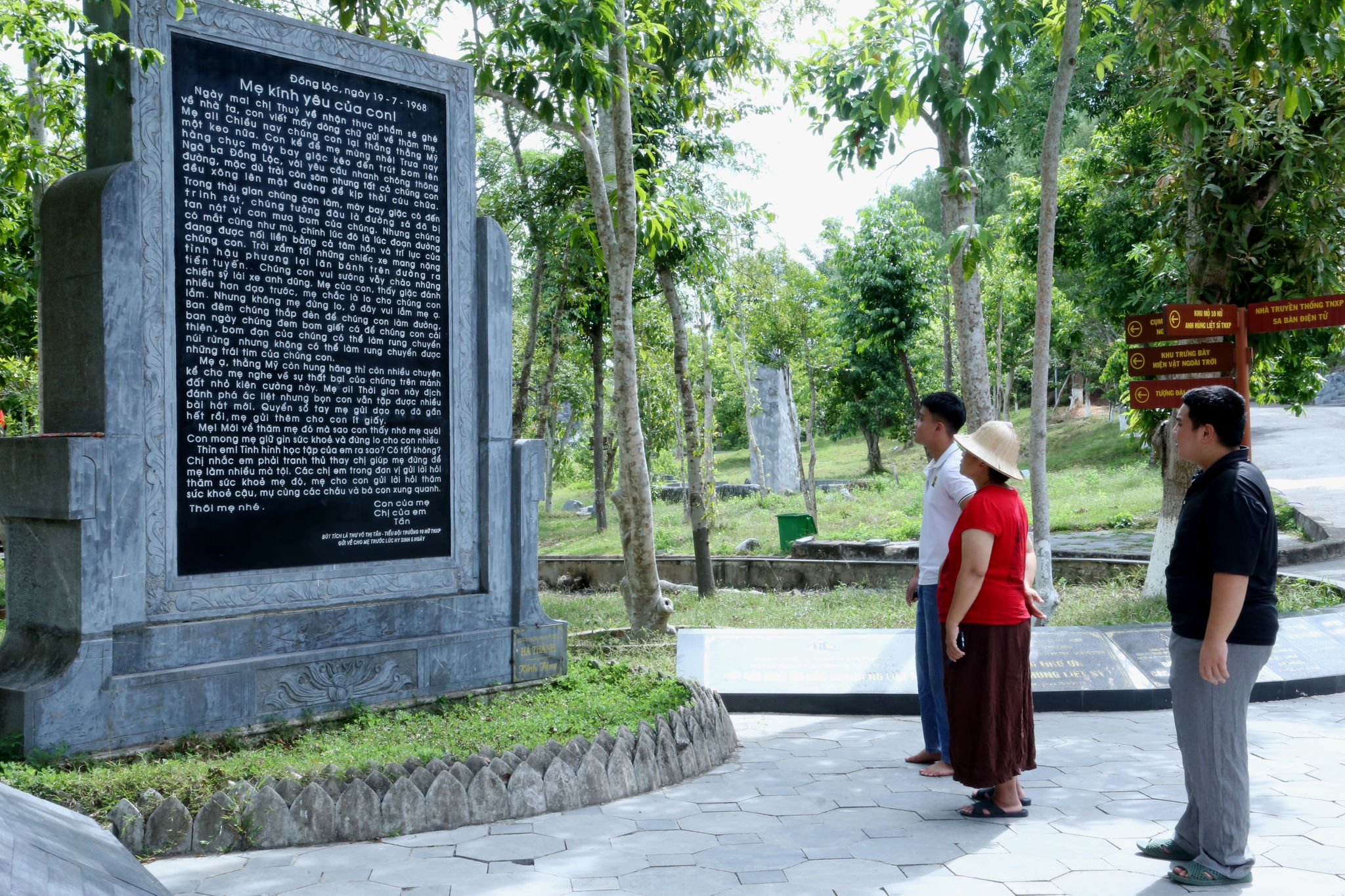 Bức thư đã được tạc vào bia đá trưng bày tại Khu di tích Ngã ba Đồng Lộc
