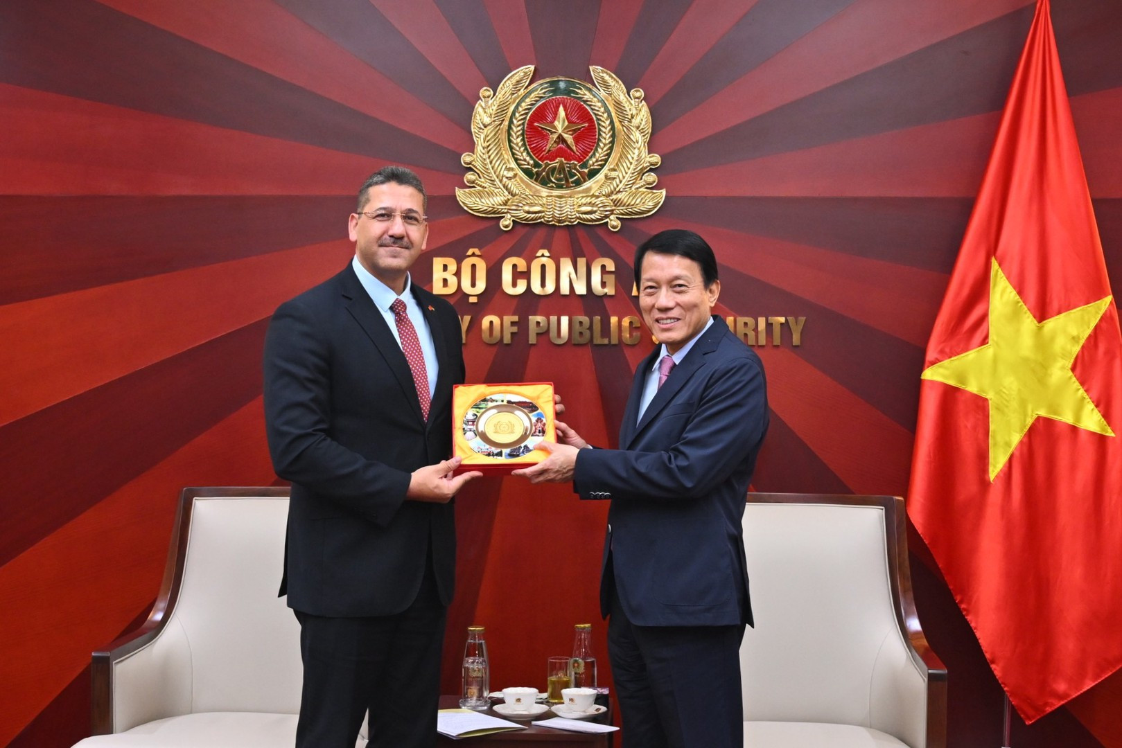 bocongan.gov.vn-media-bca-media-_library-20260723180040-6d372547-b9ea-4d83-9bf6-9c65d3e10783-2-bt-tang-qua.jpg
