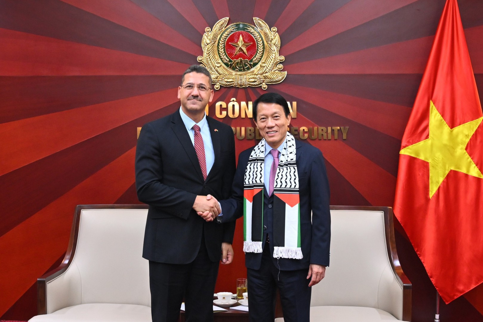 bocongan.gov.vn-media-bca-media-_library-20260723180040-7b6a7583-03a4-418c-a95d-9a82e2db060a-2-battay.jpg