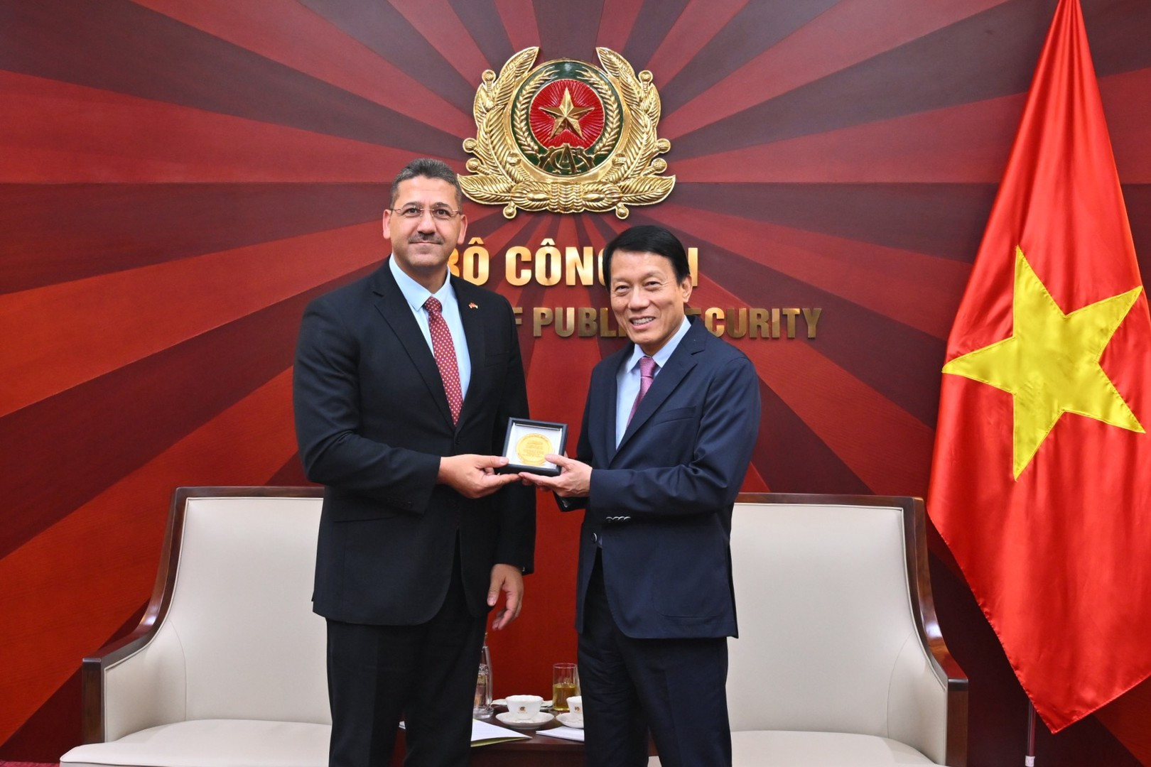 bocongan.gov.vn-media-bca-media-_library-20260723180040-e45e951b-058b-44e6-ad00-298c1052adf5-2-ds-tang-qua.jpg