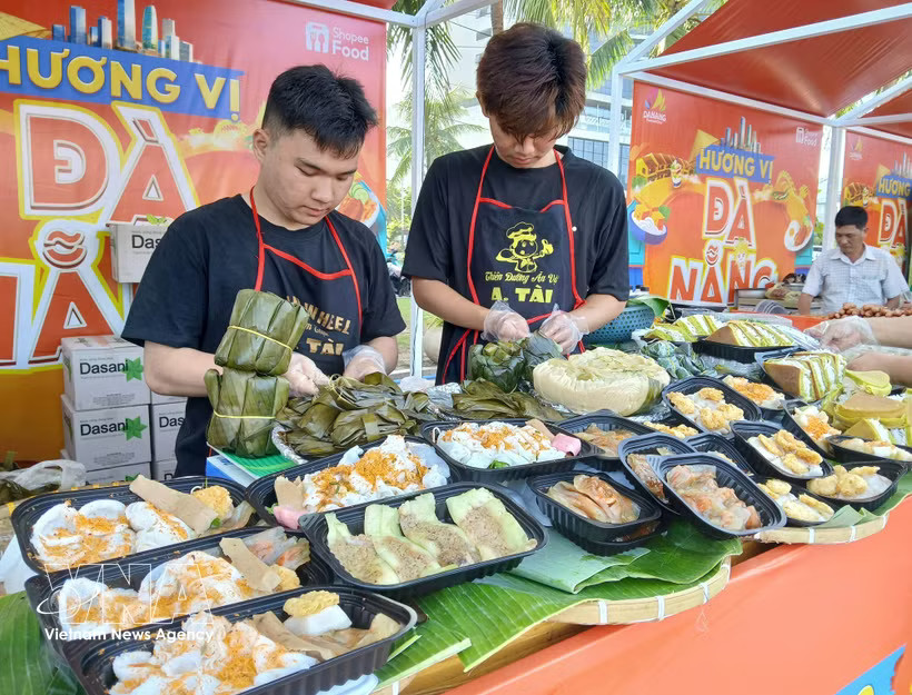 Dishes from Da Nang and central Vietnam are introduced to tourists at the Da Nang Food Tour Festival 2026 (Photo: VNA)
