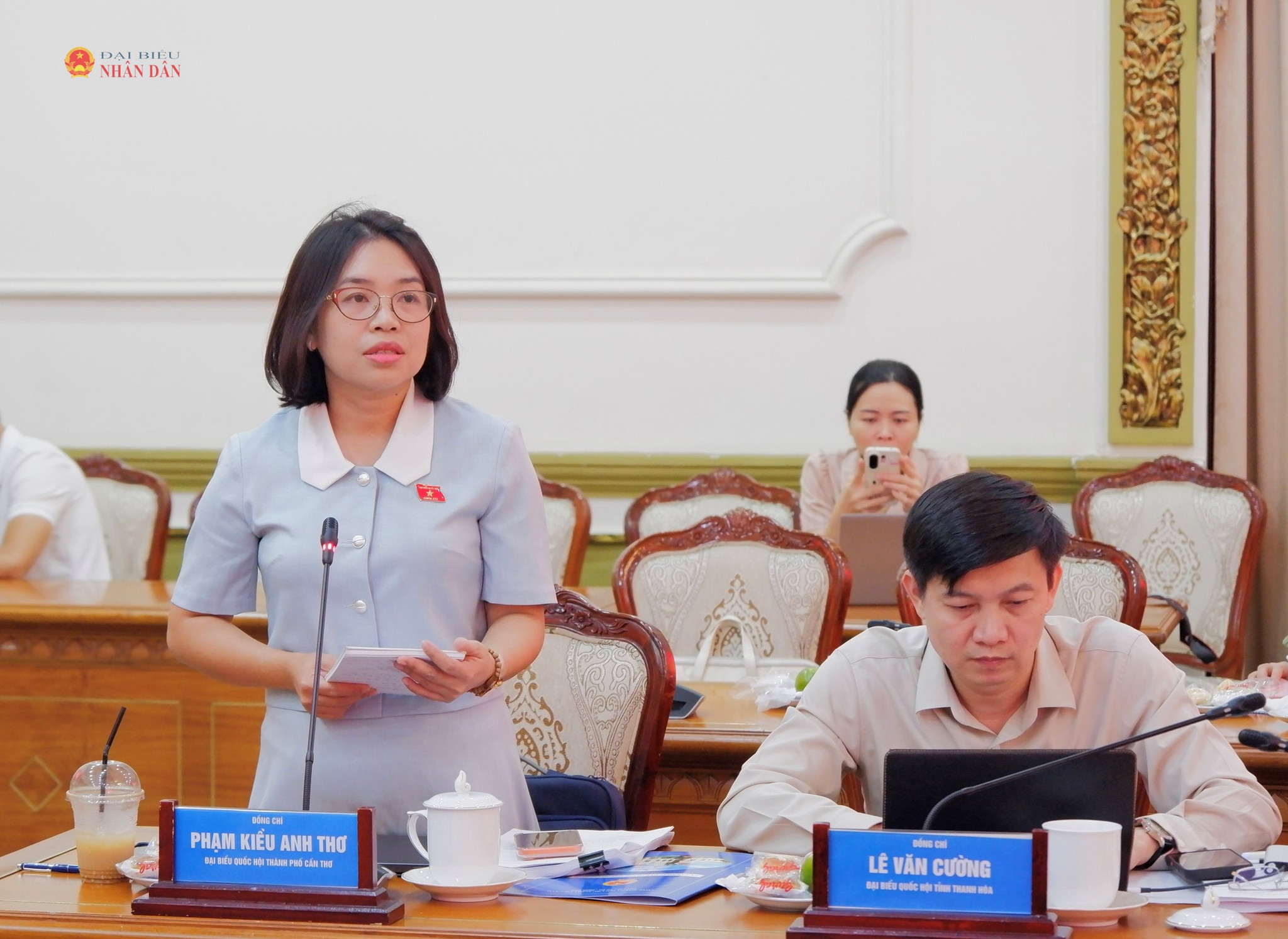 ĐBQH (TP. Cần Thơ) Phạm Kiều Anh Thơ phát biểu. Ảnh: Hoa Lê