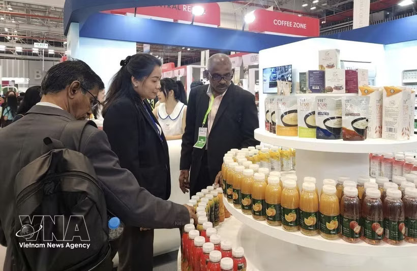 International buyers explore Vietnamese products at Vietnam International Sourcing 2025. (Photo: VNA)