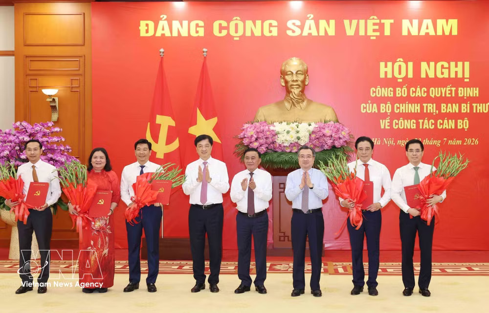 Politburo member and Permanent member of the Communist Party of Vietnam Central Committee's Secretariat Tran Cam Tu and other officials presents the Politburo's and Party Central Committee Secretariat's decisions on personnel work at the conference. (Photo: VNA) vnanet-tu2.jpg