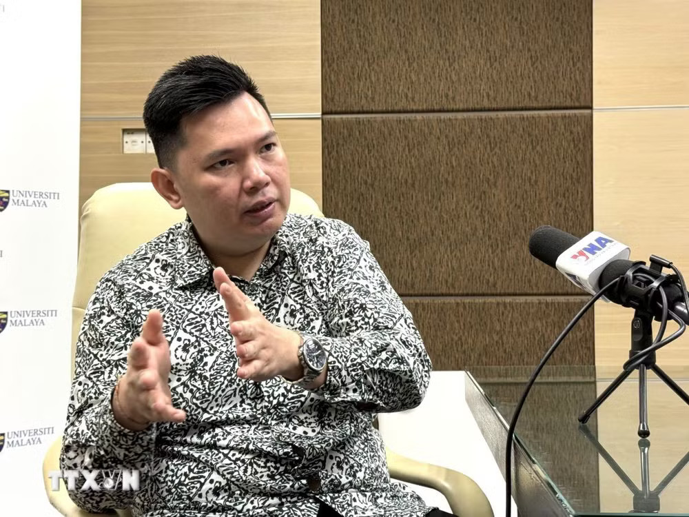 Nhà phân tích đối ngoại, an ninh và chiến lược thuộc Trường Đại học Malaya (Malaysia) Collins Chong Yew Keat trả lời phỏng vấn TTXVN tại Kuala Lumpur. (Ảnh: Thanh Bình/TTXVN) ttxvn-chuyen-gia-malaysia-danh-gia-cao-vai-tro-cua-viet-nam-tai-hoi-nghi-ngoai-truong-asean-lan-thu-59-2407-2.jpg