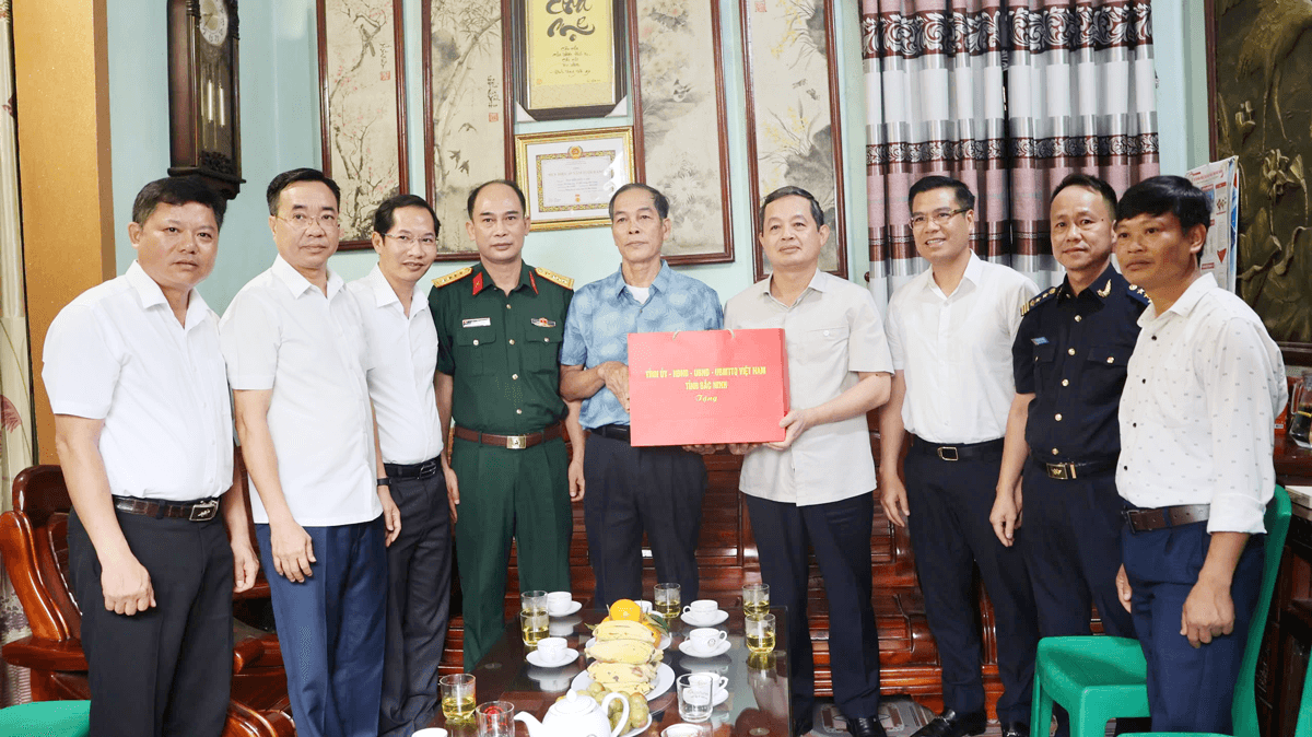 ảnh Chủ tịch UBND tỉnh tặng quà ông Nguyễn Đức Cam