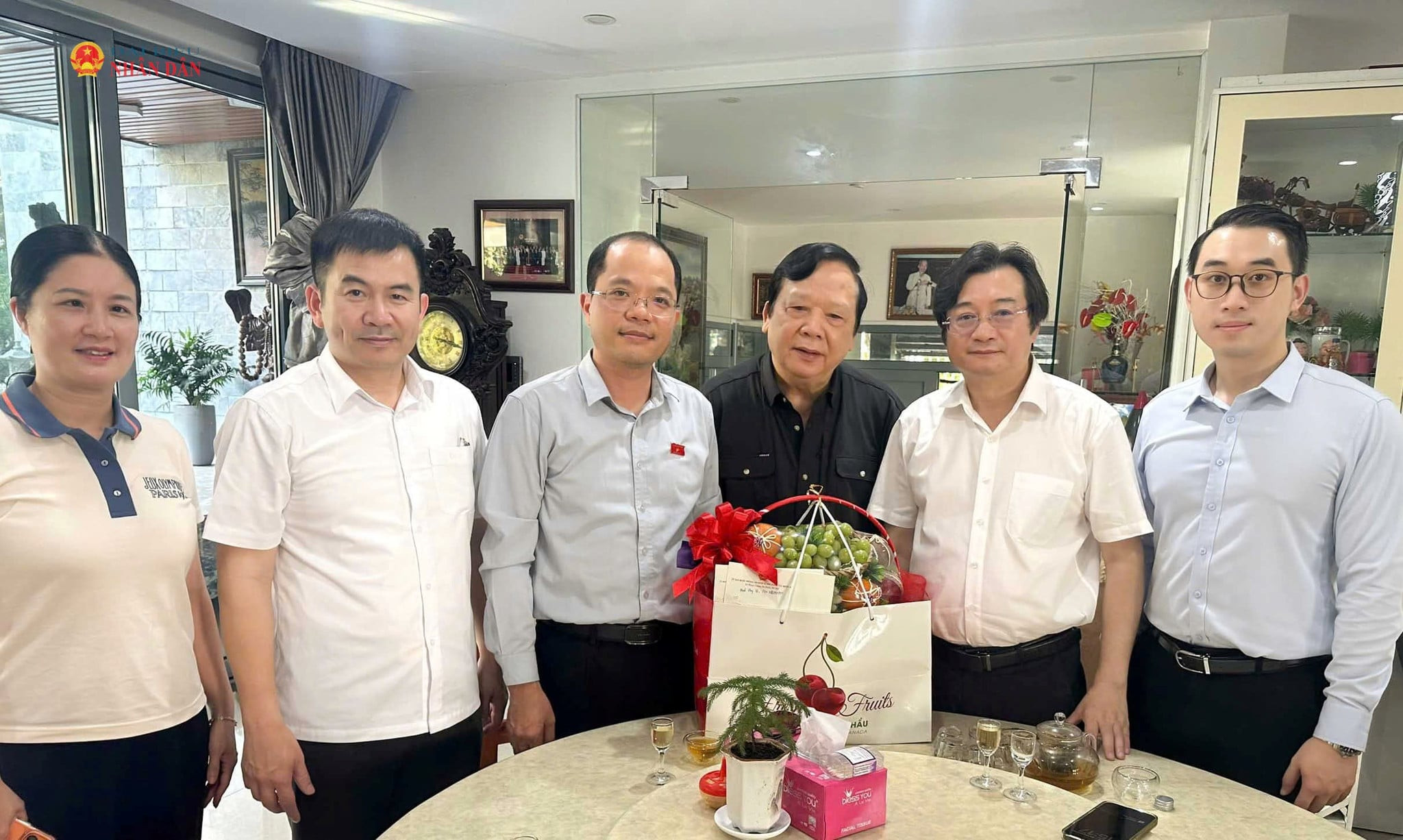 ban-quoc-phong-an-ninh-va-doi-ngoai-dinh-cong-sy-toi-tham-tang-qua-nguyen-pho-chu-tich-quoc-hoi-thuong-tuong-huynh-ngoc-son.jpeg