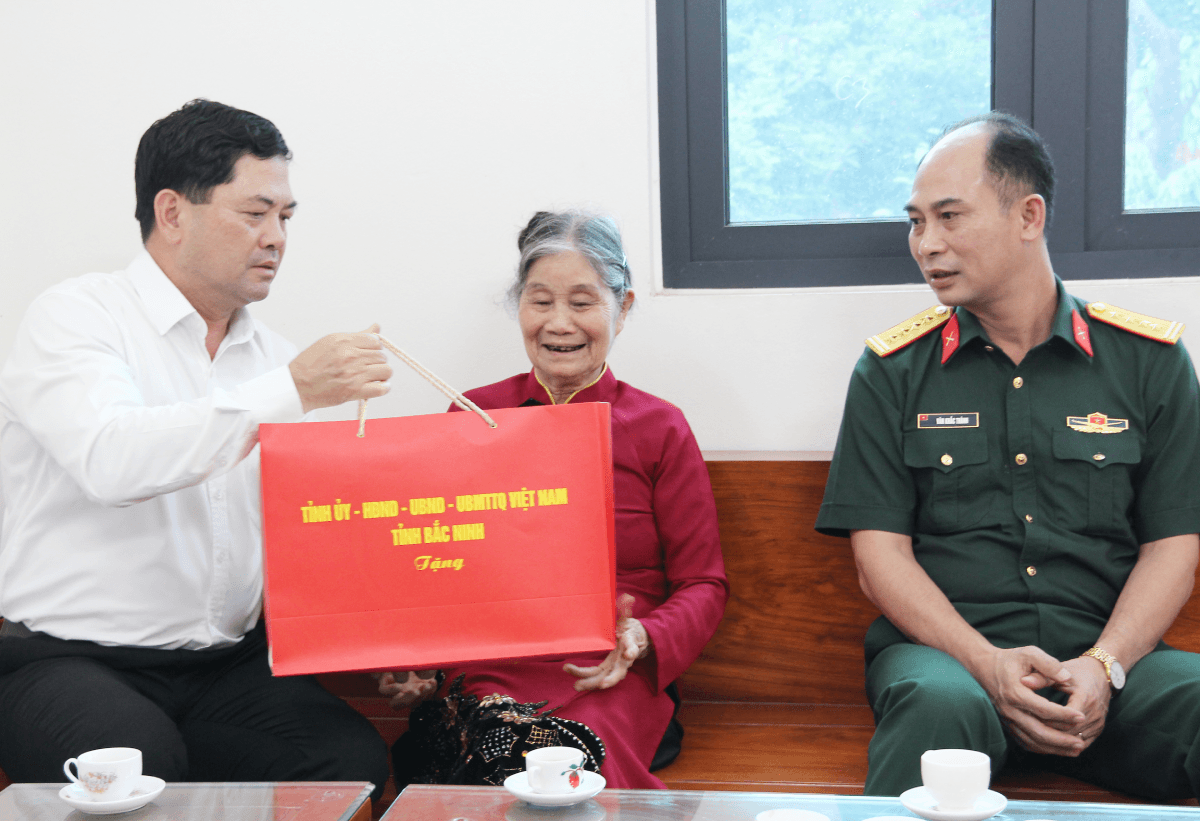 Bí thư Tỉnh ủy Nguyễn Hồng Thái tặng quà người có công cách mạng